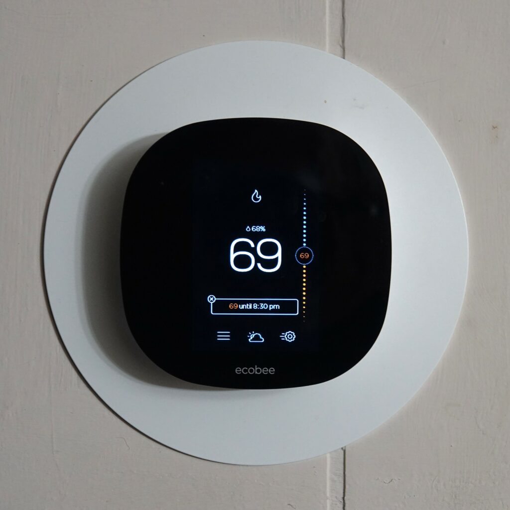 Thermostat displaying the temperature with the heat running.