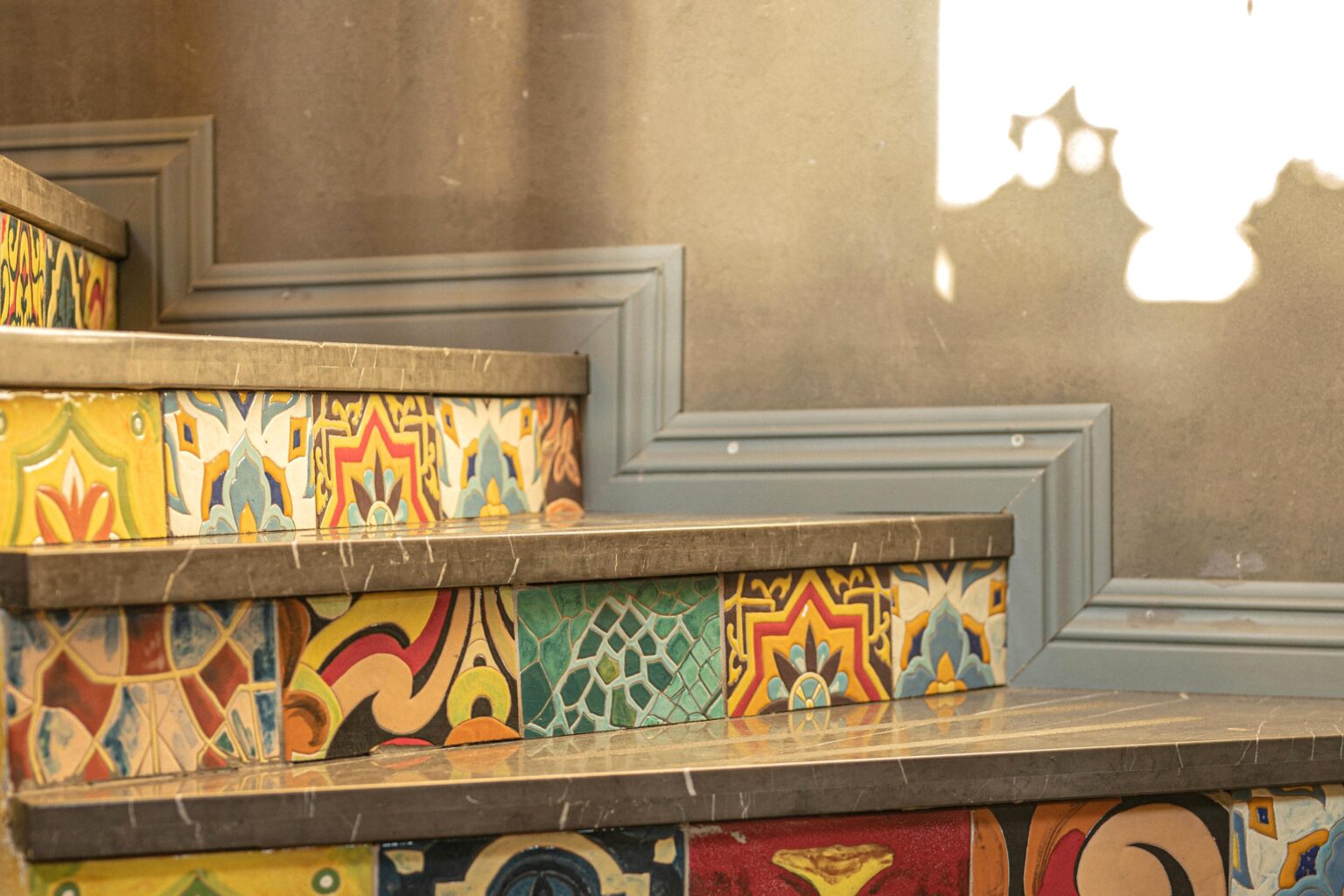 home-inspection-cosmetic-defects-and-issues Staircase with cosmetic defects like cracked, ornate tiles and chipped wall paint.