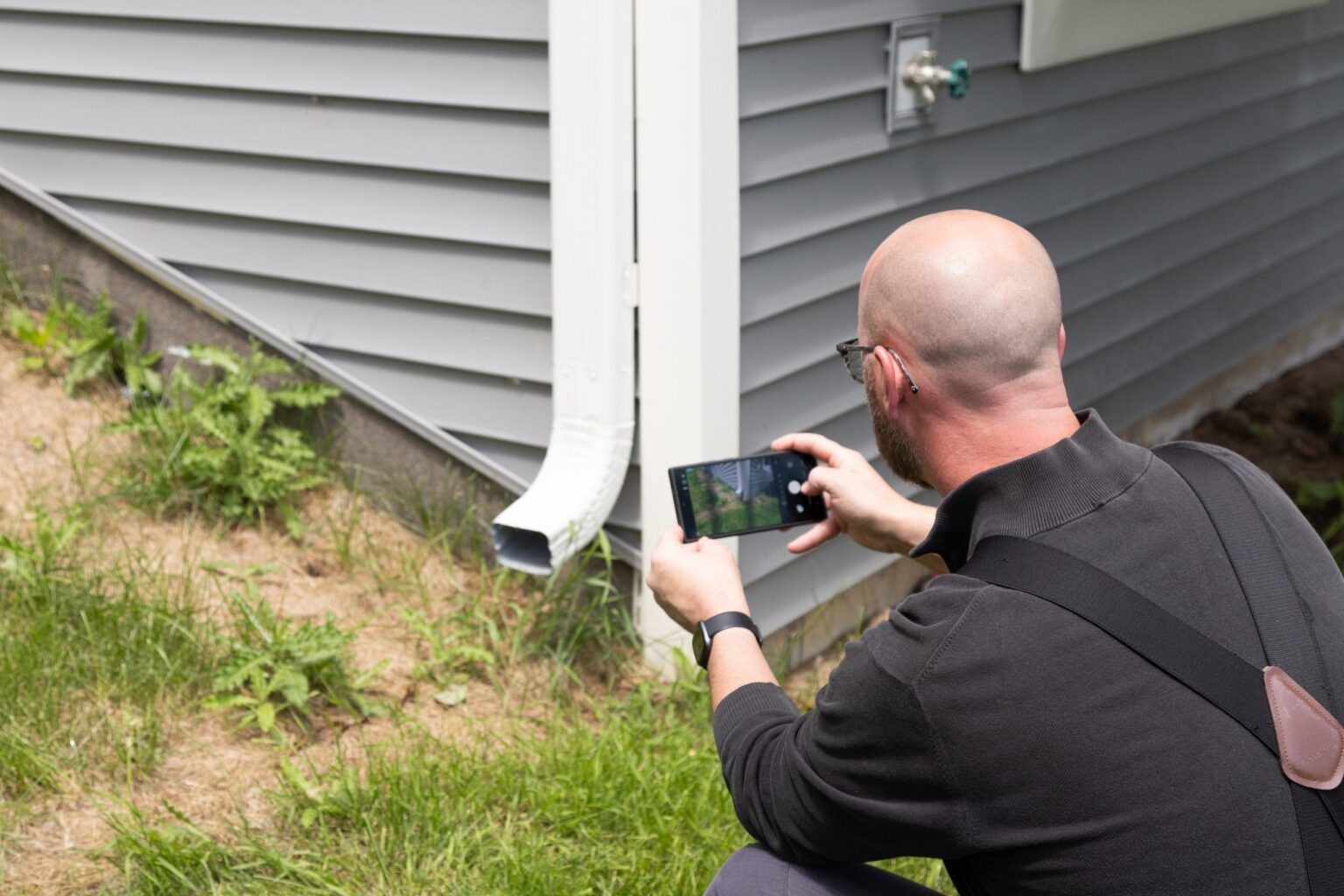 Home inspector uses a phone to do AI visual inspection